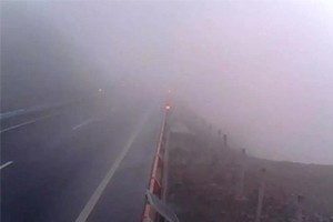 冬日駕車(chē)出行遇到團(tuán)霧怎么辦？學(xué)會(huì)這7招或許能保命！