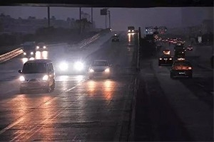 夜間開(kāi)車(chē)?yán)纤緳C(jī)都懂：走灰不走白，見(jiàn)黑停下來(lái)！