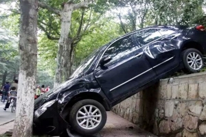 汽車(chē)剎車(chē)失靈前的4個(gè)征兆，記住了關(guān)鍵時(shí)候能保命！