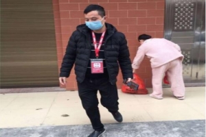 戰(zhàn)“疫”第一線 萬(wàn)順叫車合伙人為社區(qū)居民采購(gòu)生活物資